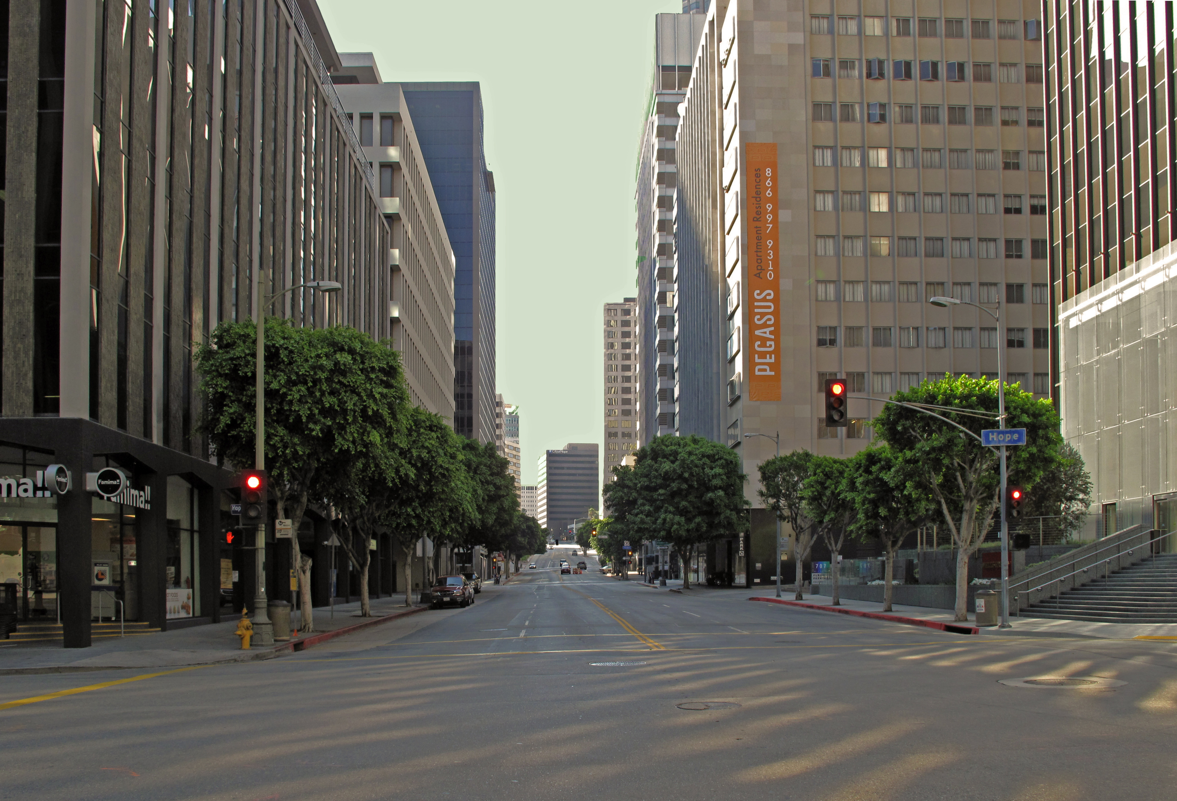 Wilshire_Boulevard_at_Hope_Street,_downtown_Los_Angeles,_California.jpg